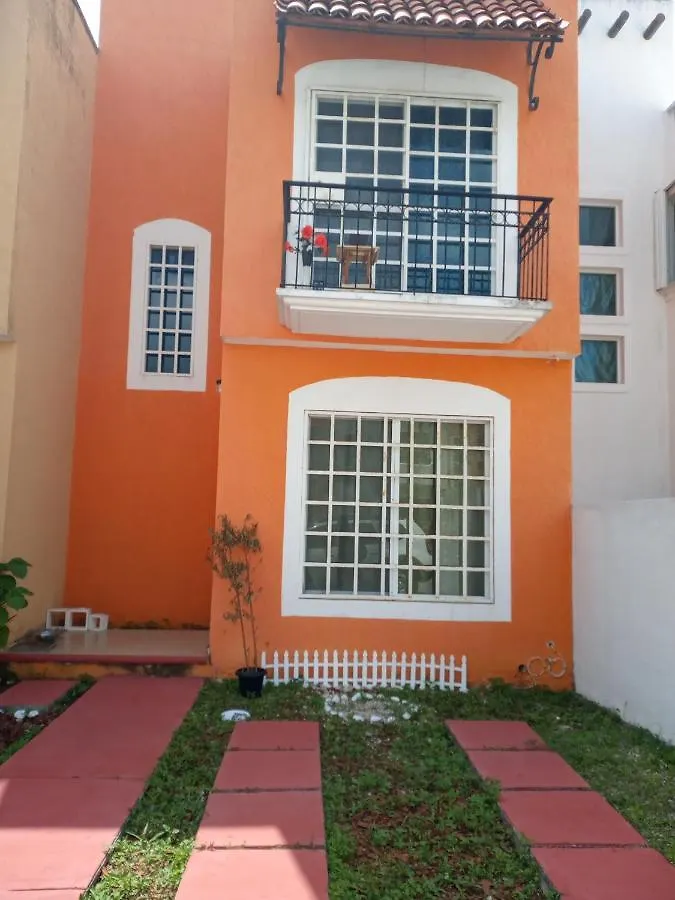 Mundo House Cancun Bed and Breakfast 0*,  México